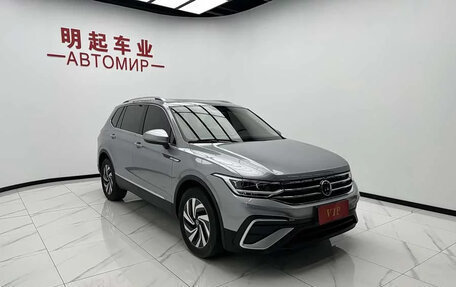 Volkswagen Tiguan II, 2023 год, 2 100 000 рублей, 2 фотография