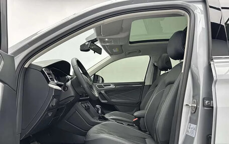 Volkswagen Tiguan II, 2023 год, 2 100 000 рублей, 10 фотография