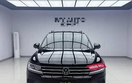 Volkswagen Tiguan II, 2021 год, 2 200 000 рублей, 2 фотография