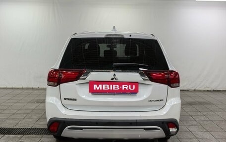 Mitsubishi Outlander III рестайлинг 3, 2019 год, 1 780 000 рублей, 6 фотография