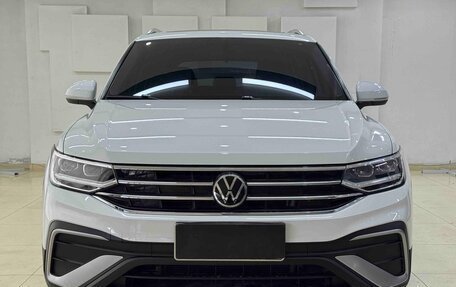 Volkswagen Tiguan II, 2023 год, 2 690 095 рублей, 2 фотография