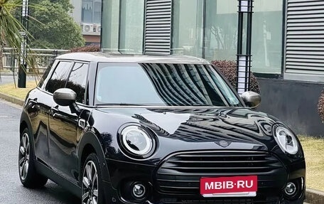 MINI Clubman, 2023 год, 1 800 000 рублей, 2 фотография