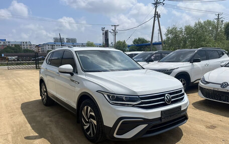 Volkswagen Tiguan II, 2022 год, 2 400 000 рублей, 2 фотография