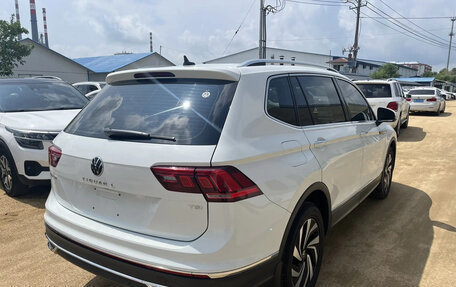 Volkswagen Tiguan II, 2022 год, 2 400 000 рублей, 3 фотография