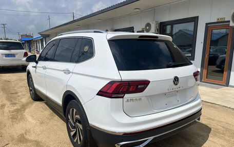 Volkswagen Tiguan II, 2022 год, 2 400 000 рублей, 4 фотография