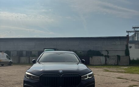 BMW 7 серия, 2019 год, 3 890 000 рублей, 2 фотография