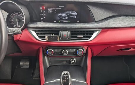 Alfa Romeo Stelvio, 2020 год, 3 300 000 рублей, 15 фотография