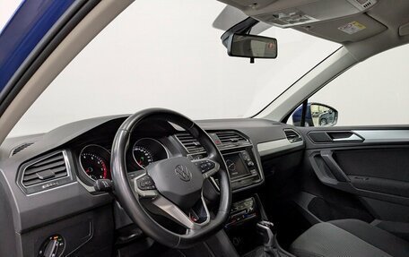 Volkswagen Tiguan II, 2021 год, 2 205 000 рублей, 2 фотография