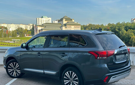 Mitsubishi Outlander III рестайлинг 3, 2019 год, 1 770 000 рублей, 6 фотография