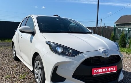 Toyota Yaris, 2021 год, 1 180 000 рублей, 2 фотография