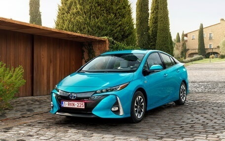 Toyota Prius IV XW50, 2022 год, 2 700 000 рублей, 1 фотография