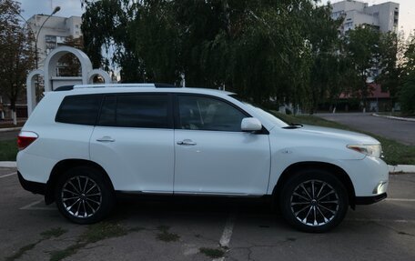 Toyota Highlander III, 2013 год, 1 775 000 рублей, 3 фотография