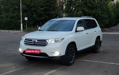 Toyota Highlander III, 2013 год, 1 775 000 рублей, 2 фотография