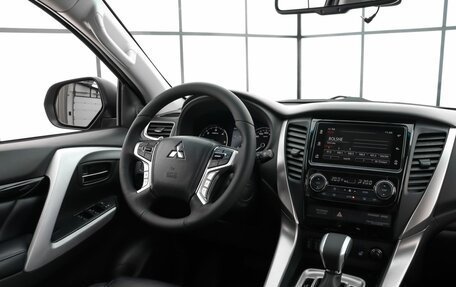 Mitsubishi Pajero Sport III рестайлинг, 2017 год, 2 970 000 рублей, 7 фотография