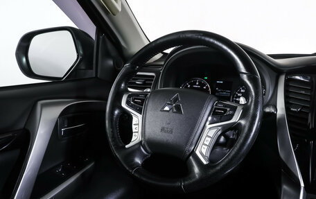 Mitsubishi Pajero Sport III рестайлинг, 2018 год, 2 990 000 рублей, 12 фотография