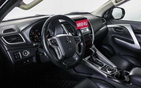 Mitsubishi Pajero Sport III рестайлинг, 2018 год, 2 990 000 рублей, 15 фотография