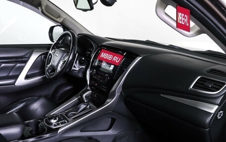 Mitsubishi Pajero Sport III рестайлинг, 2018 год, 2 990 000 рублей, 10 фотография