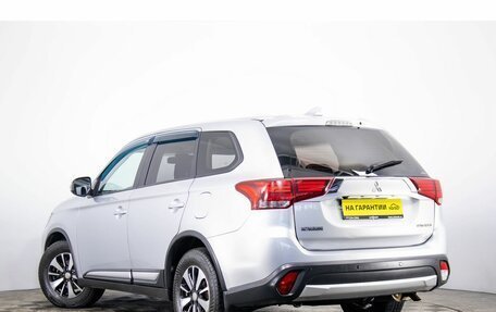 Mitsubishi Outlander III рестайлинг 3, 2017 год, 1 899 000 рублей, 6 фотография