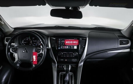 Mitsubishi Pajero Sport III рестайлинг, 2018 год, 2 990 000 рублей, 14 фотография