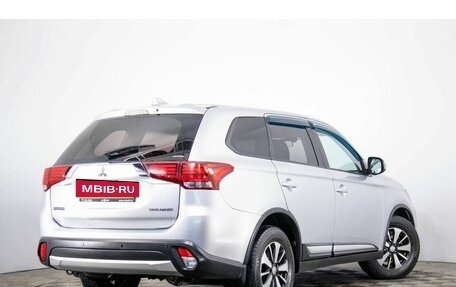 Mitsubishi Outlander III рестайлинг 3, 2017 год, 1 899 000 рублей, 4 фотография