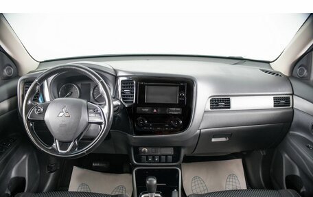 Mitsubishi Outlander III рестайлинг 3, 2017 год, 1 899 000 рублей, 12 фотография