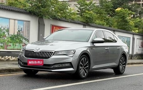 Skoda Superb III рестайлинг, 2022 год, 2 450 800 рублей, 1 фотография