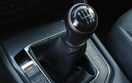Volkswagen Tiguan II, 2018 год, 2 119 000 рублей, 13 фотография
