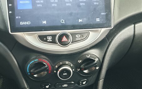 Hyundai Solaris II рестайлинг, 2013 год, 820 000 рублей, 10 фотография