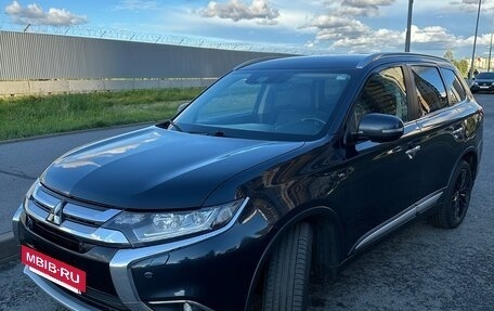 Mitsubishi Outlander III рестайлинг 3, 2018 год, 2 222 000 рублей, 3 фотография
