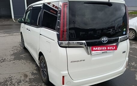 Toyota Esquire I, 2017 год, 2 000 000 рублей, 4 фотография
