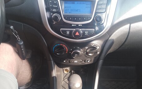 Hyundai Solaris II рестайлинг, 2011 год, 730 000 рублей, 15 фотография