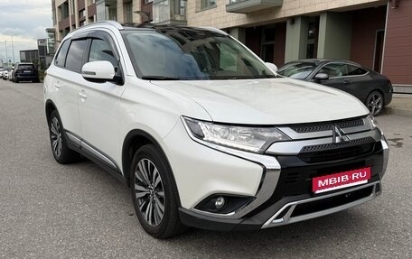 Mitsubishi Outlander III рестайлинг 3, 2019 год, 1 650 000 рублей, 1 фотография