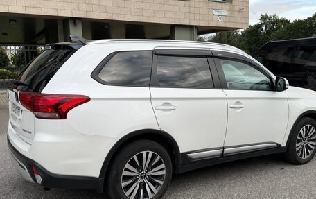 Mitsubishi Outlander III рестайлинг 3, 2019 год, 1 650 000 рублей, 3 фотография