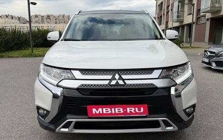 Mitsubishi Outlander III рестайлинг 3, 2019 год, 1 650 000 рублей, 2 фотография