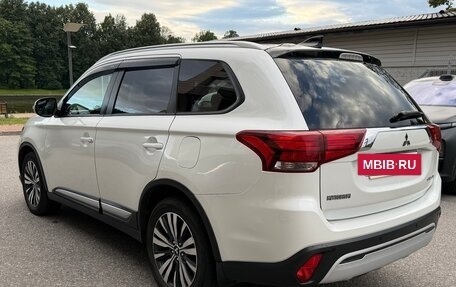 Mitsubishi Outlander III рестайлинг 3, 2019 год, 1 650 000 рублей, 4 фотография