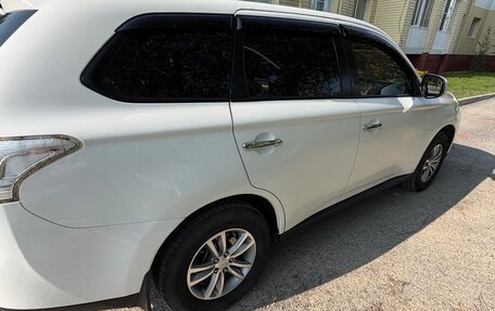 Mitsubishi Outlander III рестайлинг 3, 2014 год, 1 700 000 рублей, 2 фотография