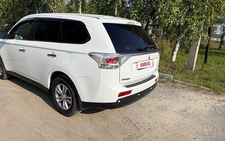 Mitsubishi Outlander III рестайлинг 3, 2014 год, 1 700 000 рублей, 7 фотография