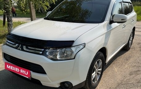 Mitsubishi Outlander III рестайлинг 3, 2014 год, 1 700 000 рублей, 4 фотография