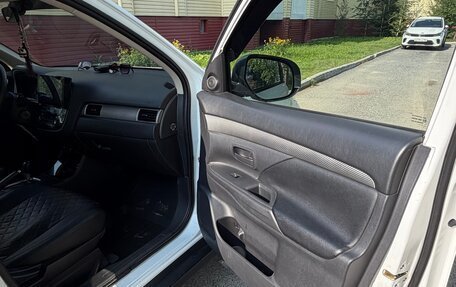 Mitsubishi Outlander III рестайлинг 3, 2014 год, 1 700 000 рублей, 13 фотография