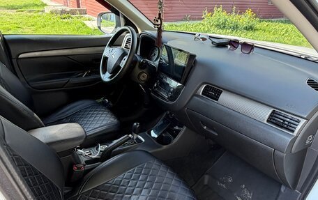 Mitsubishi Outlander III рестайлинг 3, 2014 год, 1 700 000 рублей, 14 фотография