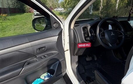 Mitsubishi Outlander III рестайлинг 3, 2014 год, 1 700 000 рублей, 17 фотография