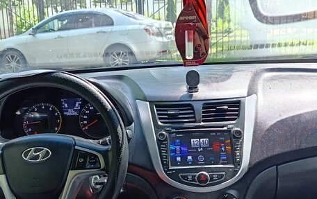 Hyundai Solaris II рестайлинг, 2011 год, 580 000 рублей, 2 фотография