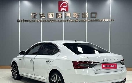 Skoda Superb III рестайлинг, 2023 год, 2 420 000 рублей, 2 фотография