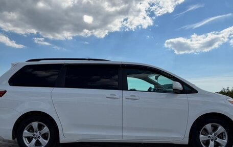 Toyota Sienna III, 2017 год, 2 950 000 рублей, 3 фотография