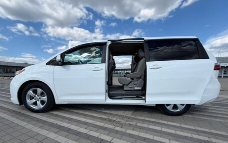 Toyota Sienna III, 2017 год, 2 950 000 рублей, 6 фотография