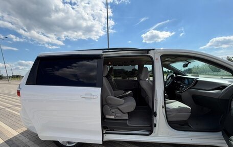 Toyota Sienna III, 2017 год, 2 950 000 рублей, 7 фотография
