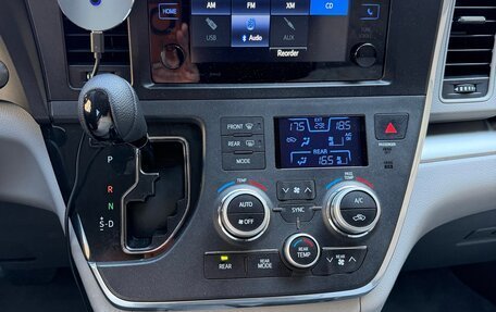 Toyota Sienna III, 2017 год, 2 950 000 рублей, 14 фотография
