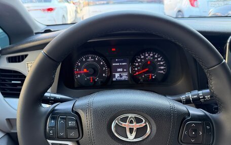 Toyota Sienna III, 2017 год, 2 950 000 рублей, 13 фотография