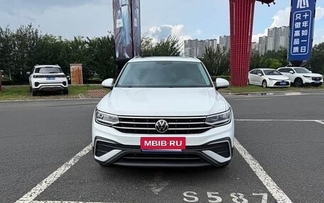 Volkswagen Tiguan II, 2022 год, 2 702 000 рублей, 2 фотография