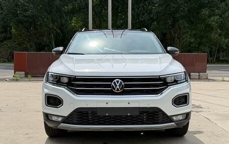 Volkswagen T-Roc I, 2022 год, 1 867 000 рублей, 2 фотография